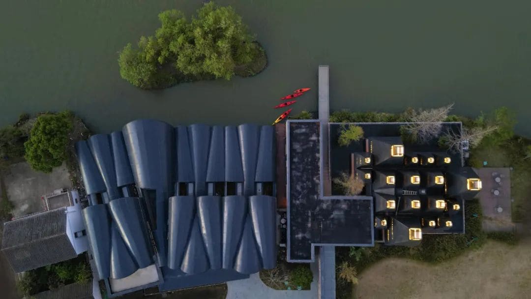 無聲民宿建築外觀 深色屋頂江南設計