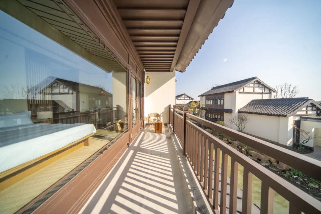 雅舍民宿客房室內 落地窗鄉野景觀
