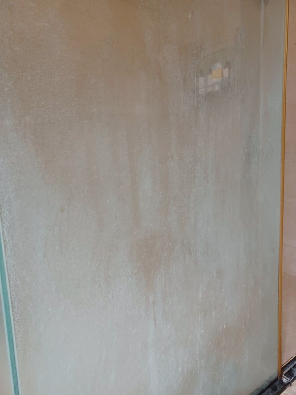 浴室玻璃重度水垢