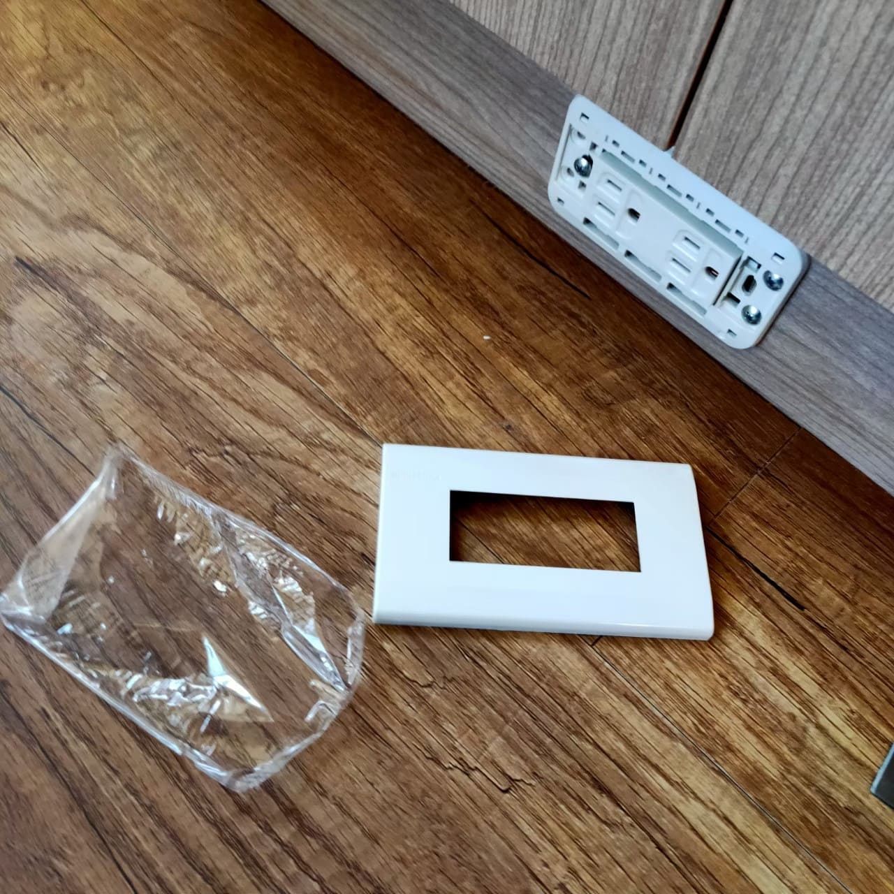 嘉義裝潢後細清前插座與保護膜殘留細節 嘉義裝潢後細清前插座與保護膜殘留細節