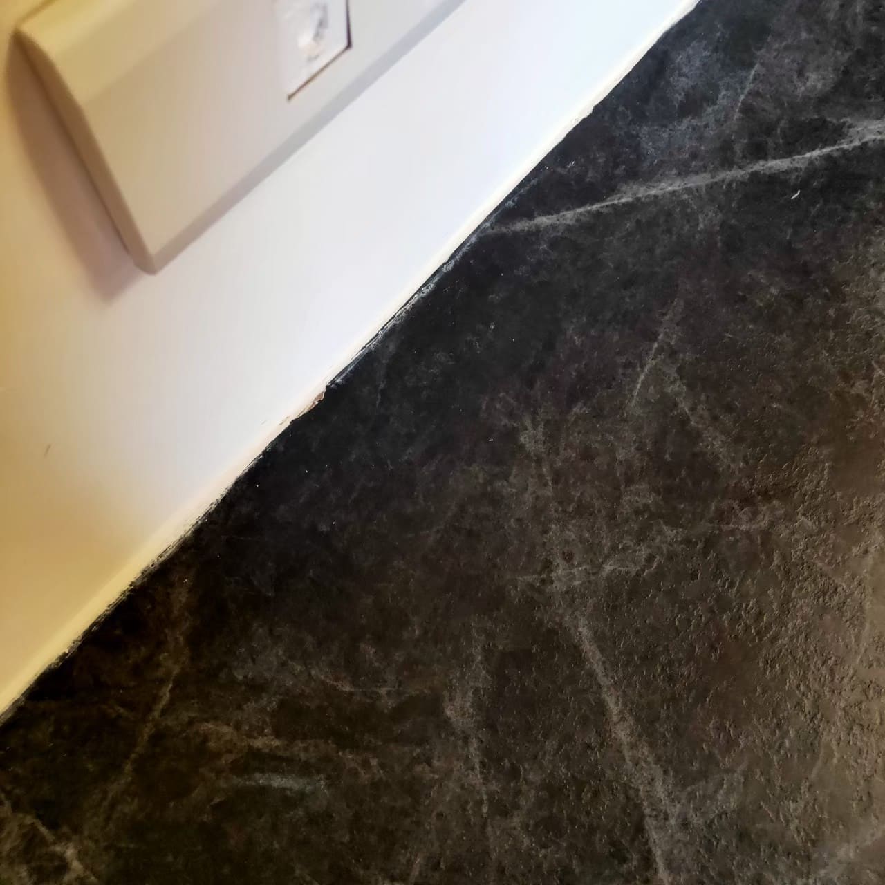 嘉義裝潢後細清前黑色檯面施工粉塵殘留 嘉義裝潢後細清前黑色檯面施工粉塵殘留