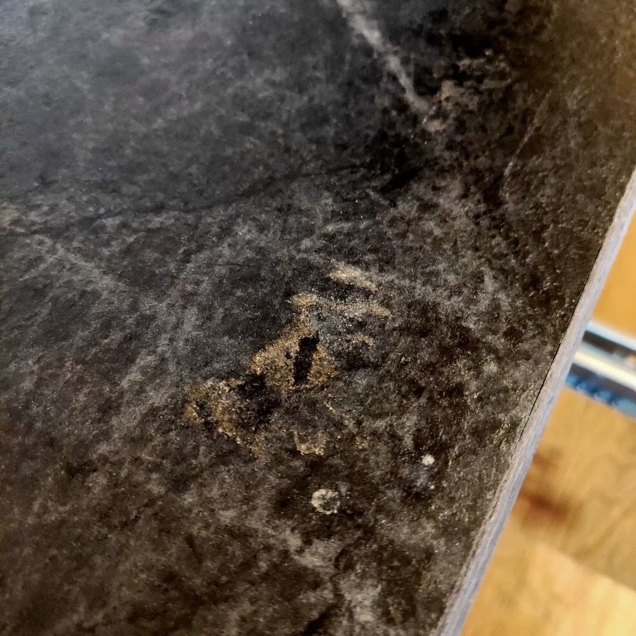 嘉義裝潢後細清前地板溝縫膠痕殘留 嘉義裝潢後細清前地板溝縫膠痕殘留