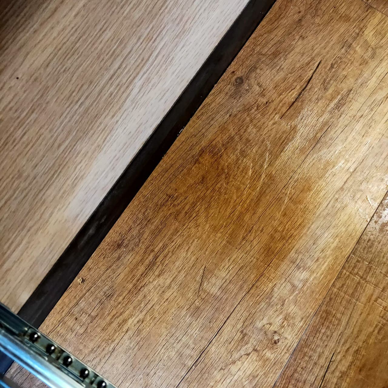 嘉義裝潢後細清前木地板邊線殘膠細節 嘉義裝潢後細清前木地板邊線殘膠細節