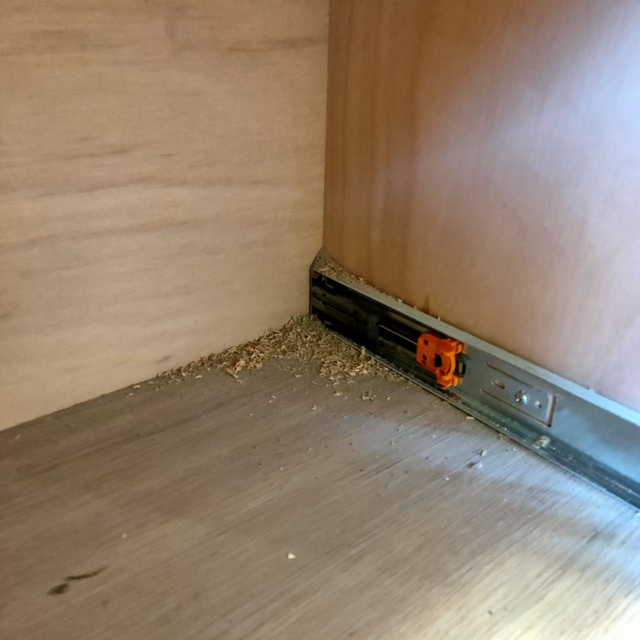 嘉義裝潢後細清前櫃體內側五金與粉塵 嘉義裝潢後細清前櫃體內側五金與粉塵