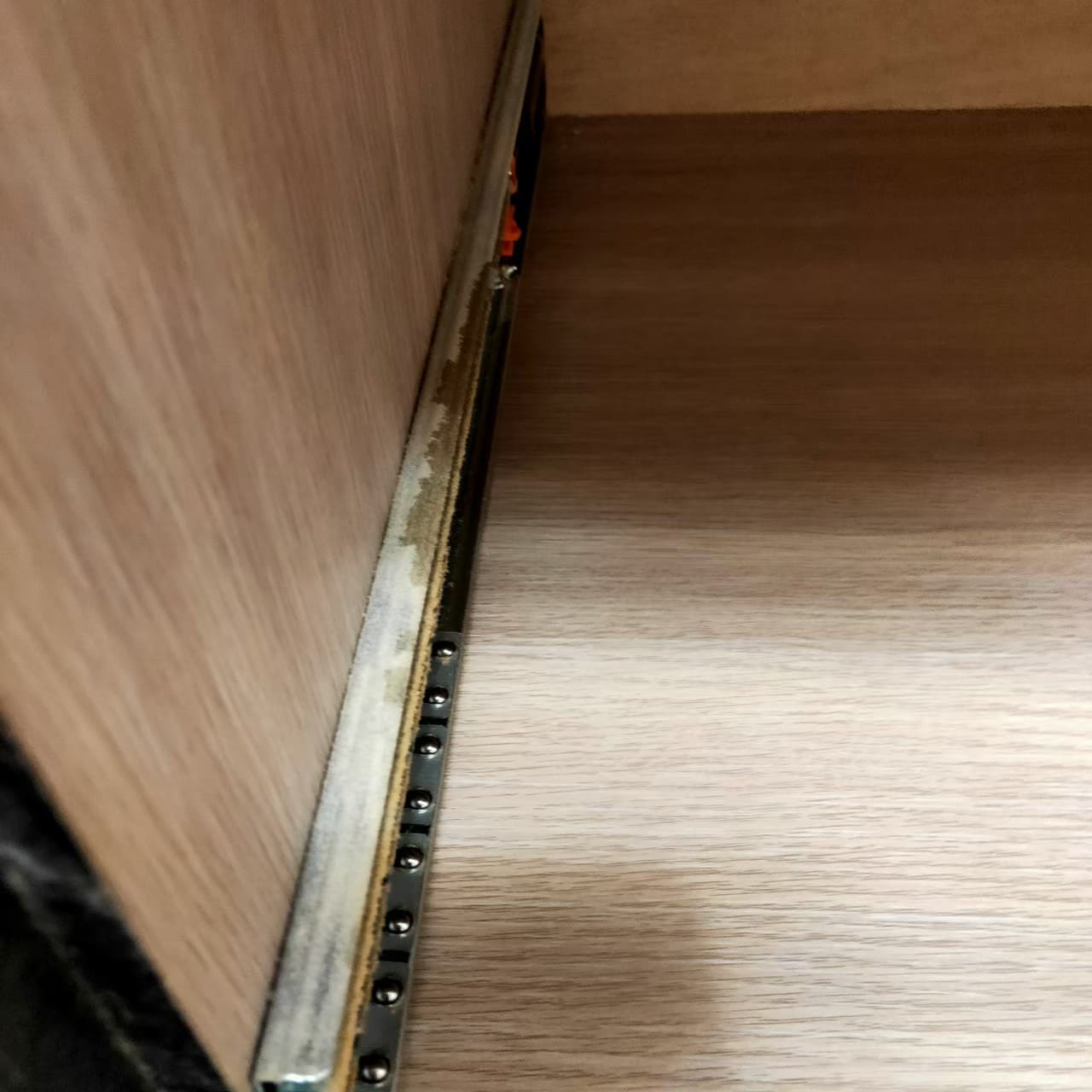 嘉義裝潢後細清前牆邊地板殘膠細節 嘉義裝潢後細清前牆邊地板殘膠細節