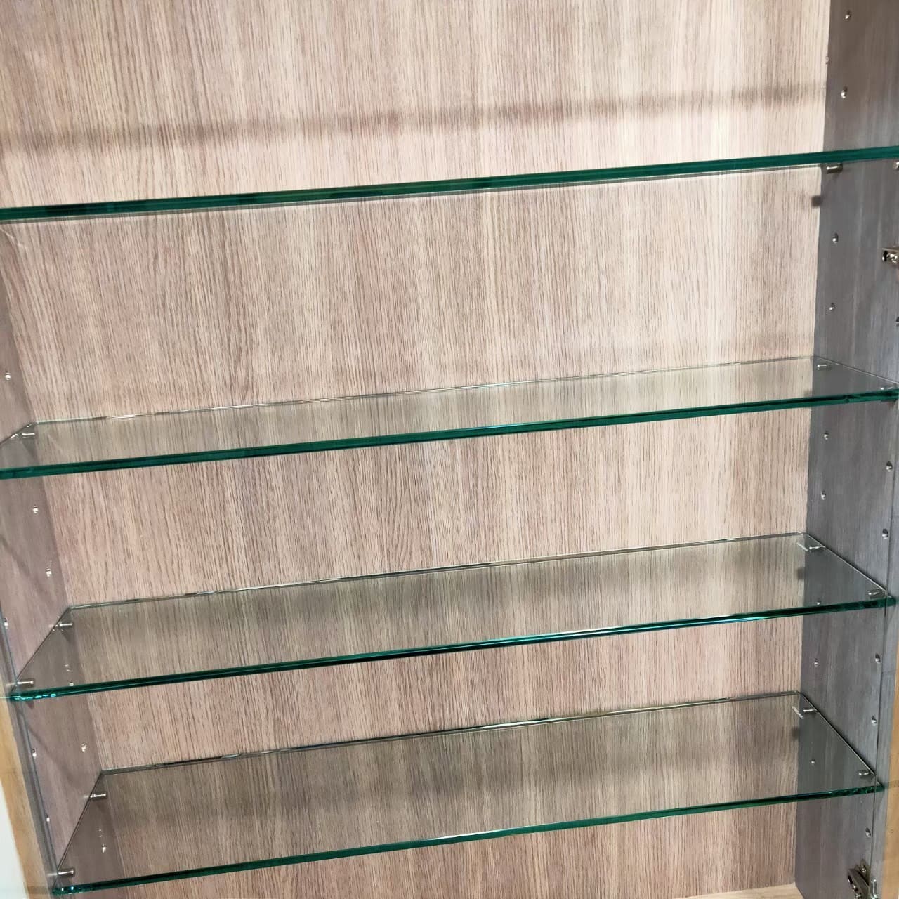 嘉義裝潢後細清後玻璃層架與櫃體完成照 嘉義裝潢後細清後玻璃層架與櫃體完成照