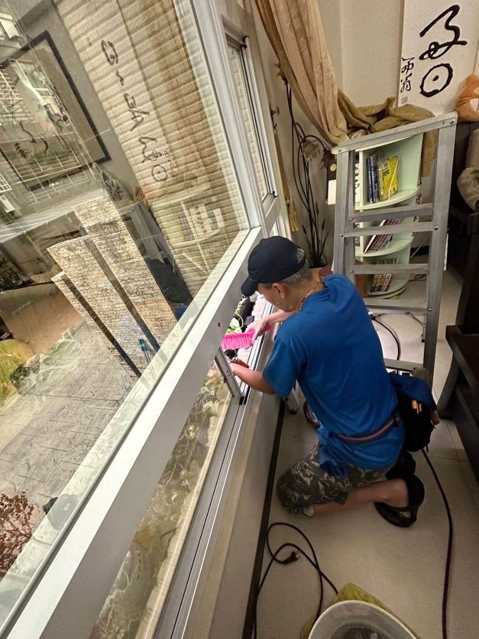嘉義窗框清潔施工中，清理窗溝軌道與邊角灰塵