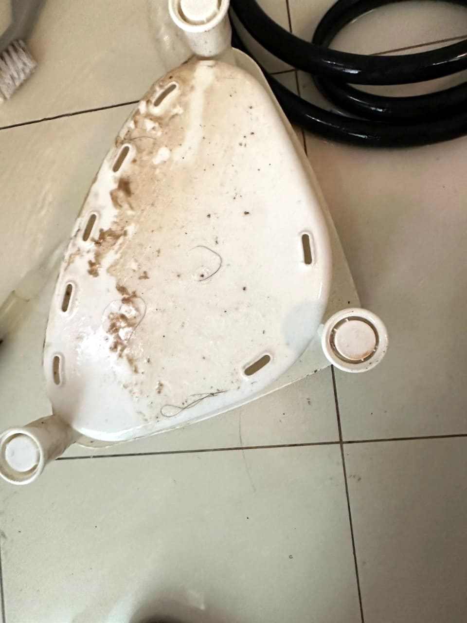 浴室置物架拆下後可見底部髒污