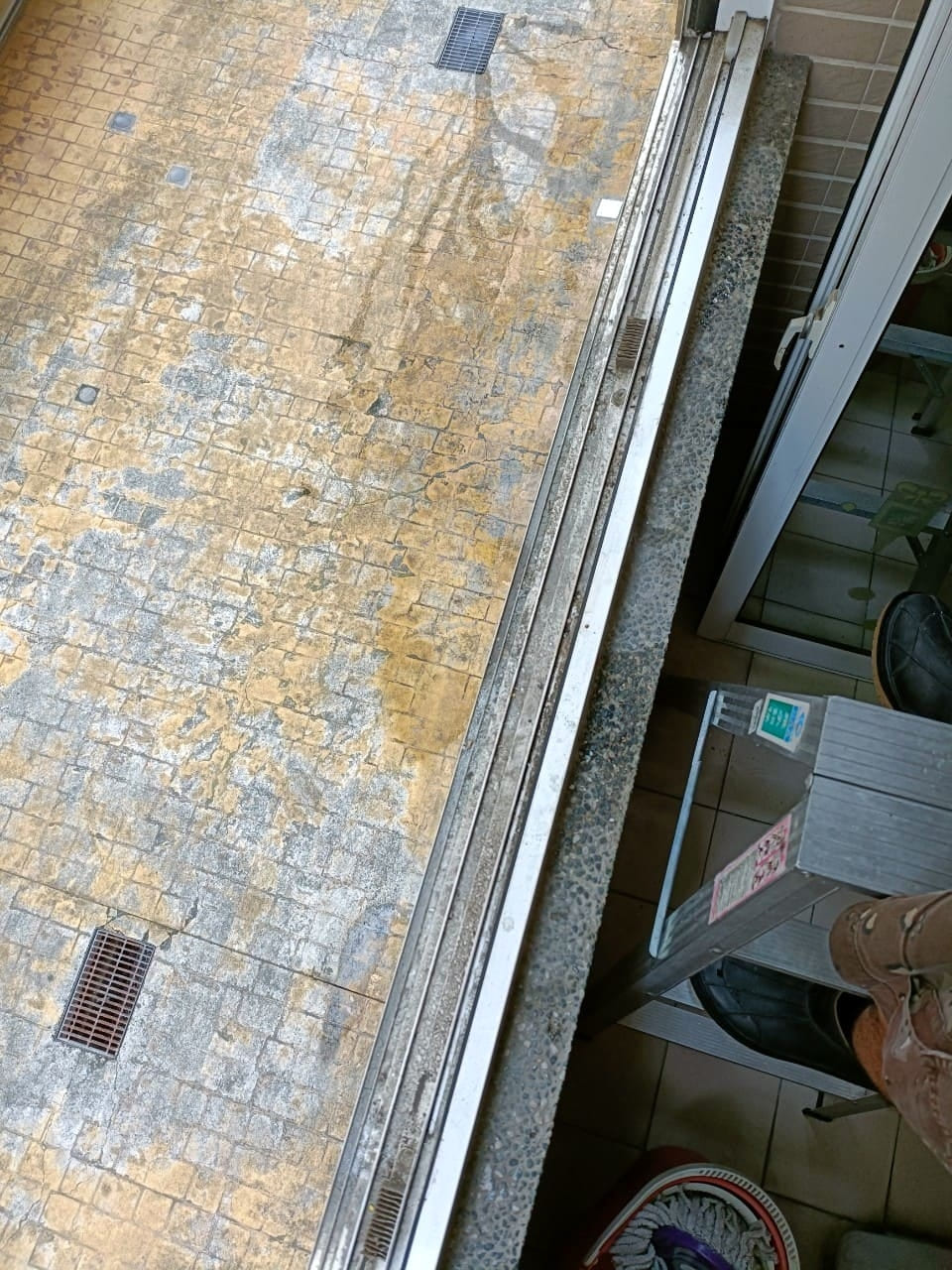 嘉義年終大掃除窗框清潔前，窗框溝槽有灰塵與泥沙堆積
