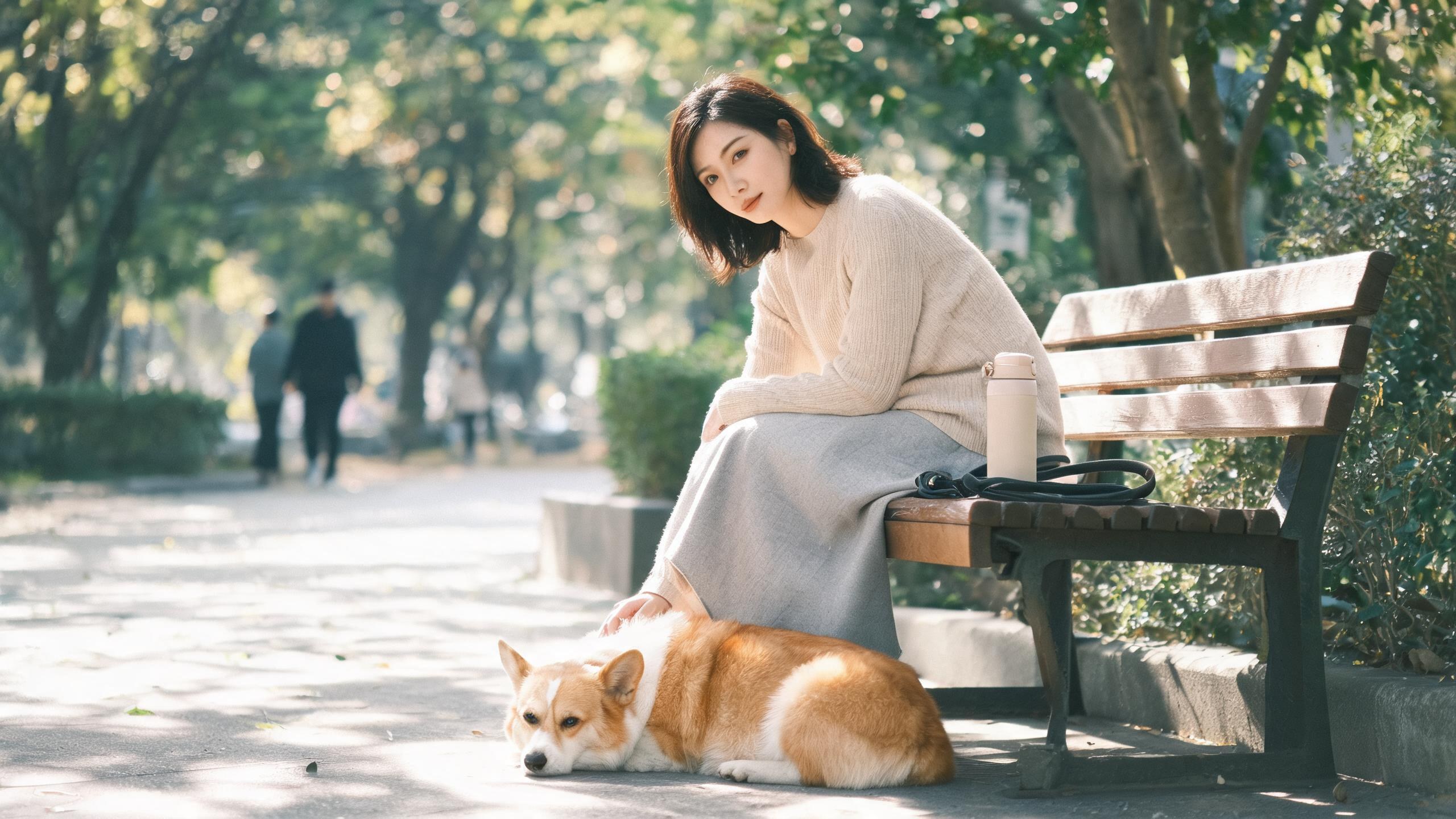 清晨家中毛孩靠近主人腳邊的生活畫面，呼應「飼主責任」主題